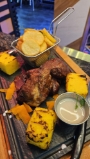 Ciolan de porc afumat cu mamaliga-cartofi wedges si sos de hrean