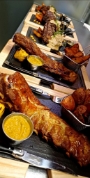 Coaste de porc cu mamaliga coapta si cartofi wedges