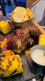 Ciolan de porc afumat cu cartofi wedges-mamaliga si sos de hrean