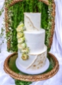 Tort nunta alb auriu