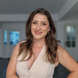 Daniela Feier - The Expert Nail Trainer