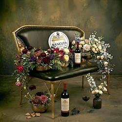 Bancuţa cu flori şi vin