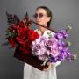 ARANJAMENT FLORAL IN CUTIE CU TRANDAFIRI ROSII SI LILA