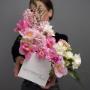 ARANJAMENT FLORAL IN CUTIE CU LALELE, ZAMBILE SI FREZII ALBE - California Flowers