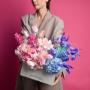 ARANJAMENT FLORAL IN CUTIE CU LALELE SI ZAMBILE