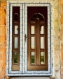 Usa dubla cu panou ornamental.
