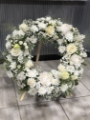 Coroană funerară cu flori albe
