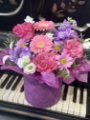 Aranjament floral cu roz și mov