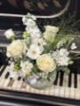 Aranjament floral cu flori albe