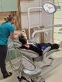 pacient pe scaun dentar