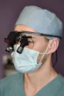 Doctor Moga in timpul inserarii unui implant