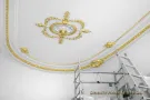 Tavan alb satinat cu ornamente aurii