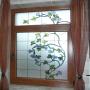 fereastra cu desen floral