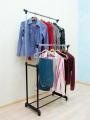 Stand telescopic pe rotile pentru haine