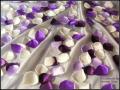 Petale artificiale de trandafir satin mov si ivory