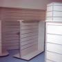Mobilier comercial din panouri Slatwall