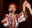 Solista Elena Sima interpreta de muzica populara pentru nunta