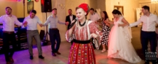 Solista Elena Sima interpreta de muzica populara pentru nunta