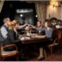 prieteni la masa in restaurantul pensiunii
