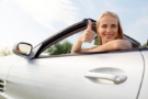 femeie client multumit swiso rent a car bucuresti otopeni