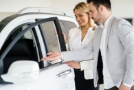 Managerul flotei auto swiso rent prezinta o masina de inchiriat unei doamne client