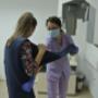 Tanara dezbraca sortul de protectie plumbat